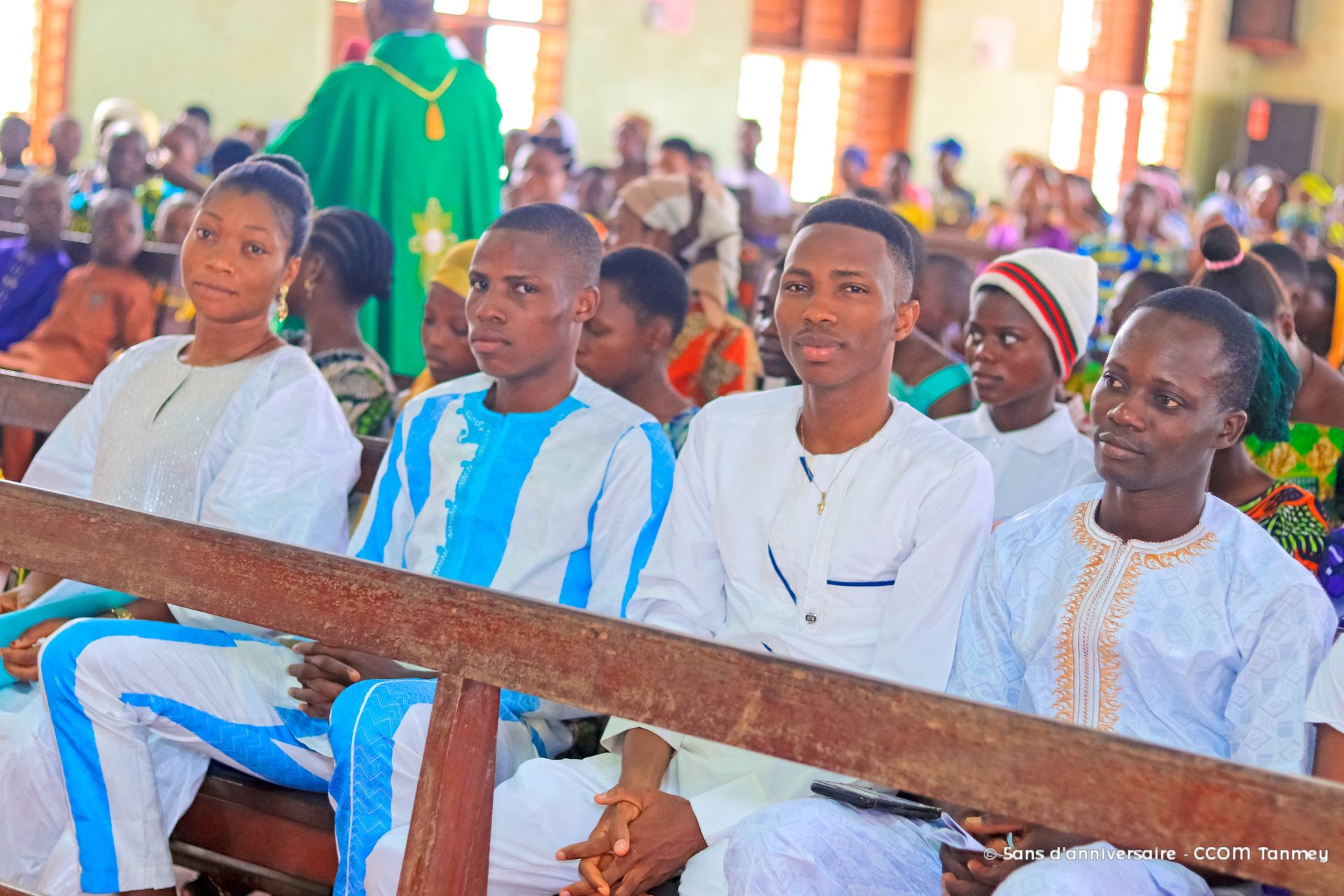 4 membres de la cellule de communication lors de la célébration Eucharistique